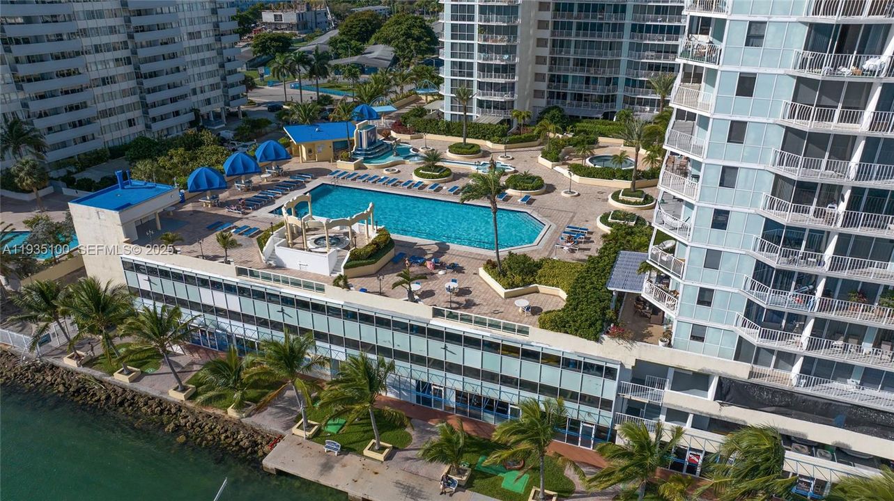 For Rent: $3,350 (2 beds, 2 baths, 1005 Square Feet)