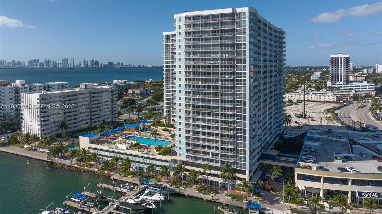 For Rent: $3,350 (2 beds, 2 baths, 1005 Square Feet)