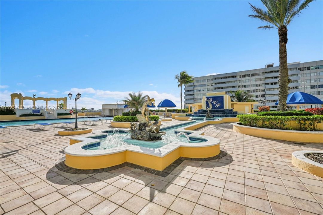 For Rent: $3,350 (2 beds, 2 baths, 1005 Square Feet)