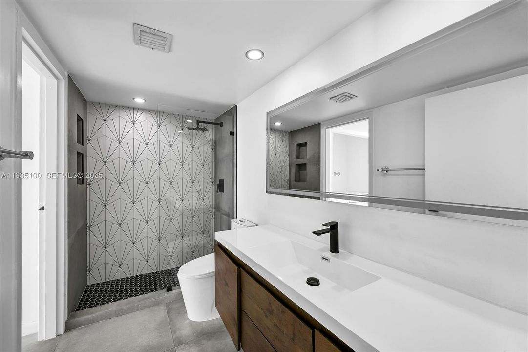 For Rent: $3,350 (2 beds, 2 baths, 1005 Square Feet)