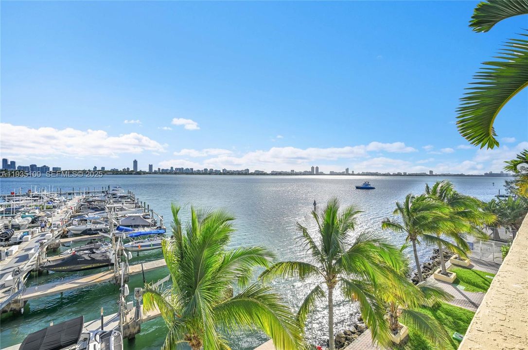 For Rent: $3,350 (2 beds, 2 baths, 1005 Square Feet)