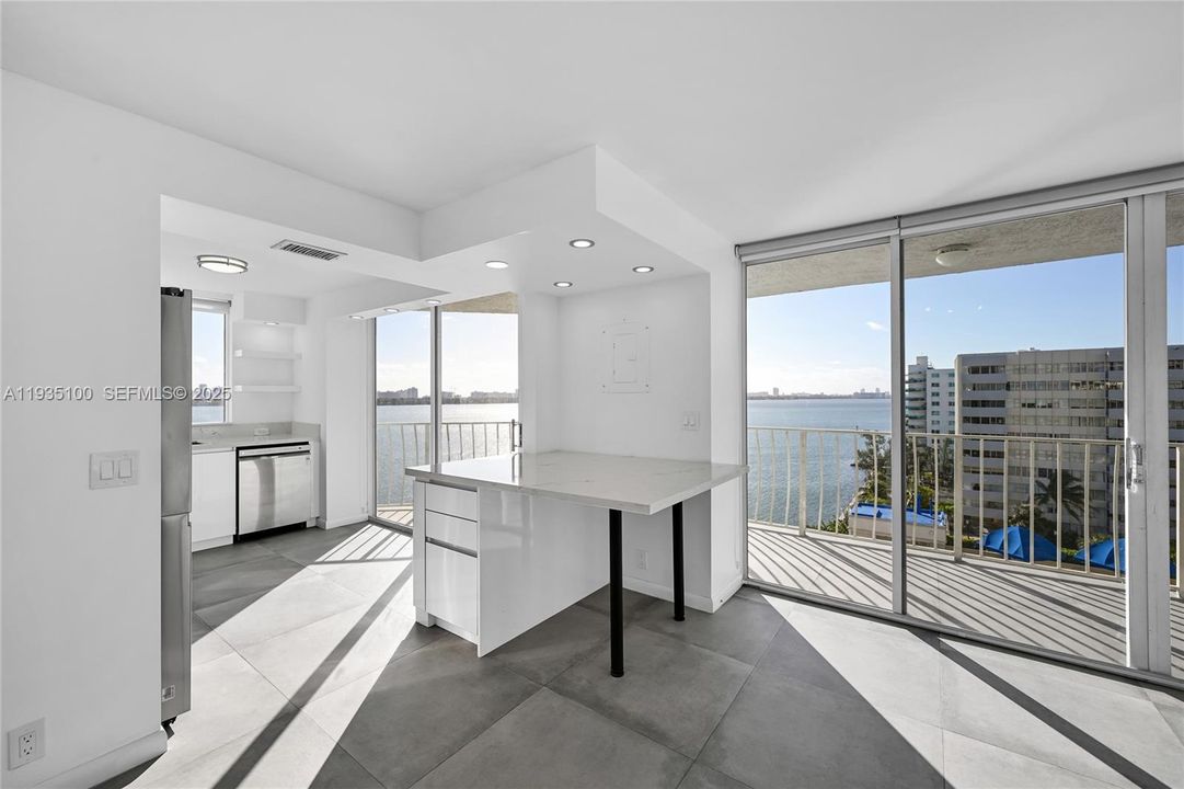 For Rent: $3,350 (2 beds, 2 baths, 1005 Square Feet)