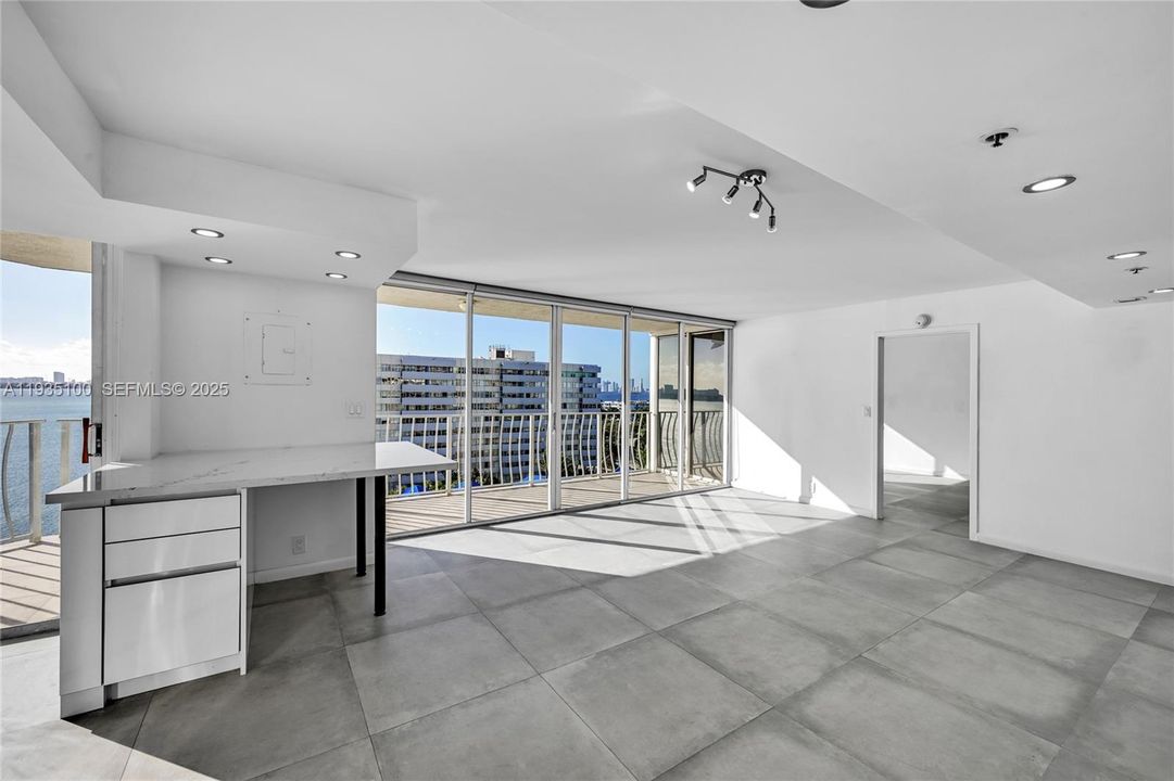 For Rent: $3,350 (2 beds, 2 baths, 1005 Square Feet)