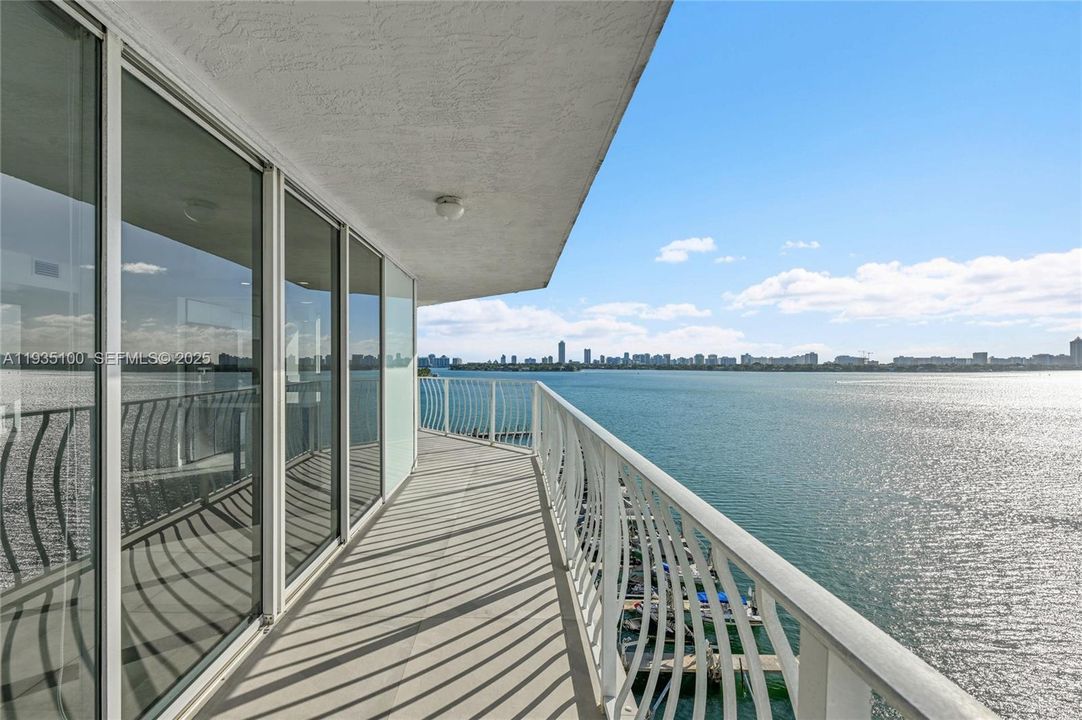 For Rent: $3,350 (2 beds, 2 baths, 1005 Square Feet)