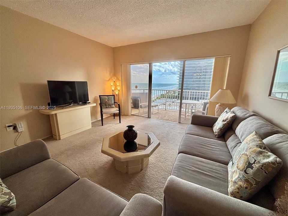 For Rent: $2,000 (1 beds, 1 baths, 870 Square Feet)