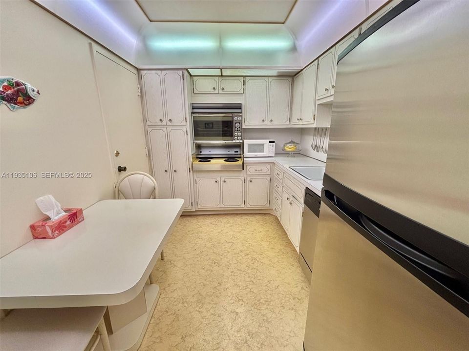 For Rent: $2,000 (1 beds, 1 baths, 870 Square Feet)