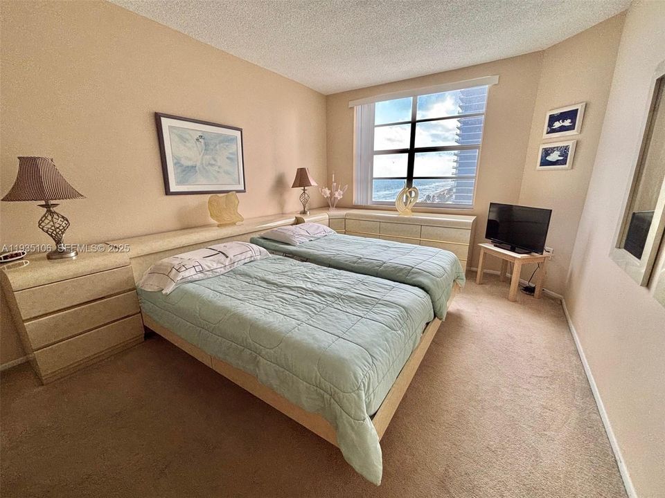 For Rent: $2,000 (1 beds, 1 baths, 870 Square Feet)