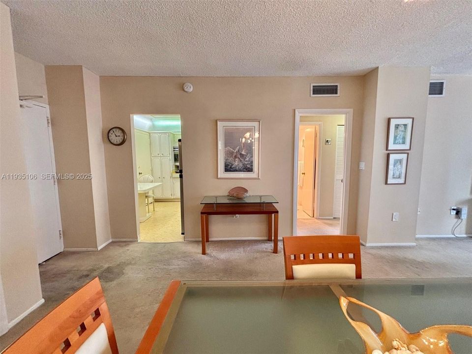 For Rent: $2,000 (1 beds, 1 baths, 870 Square Feet)