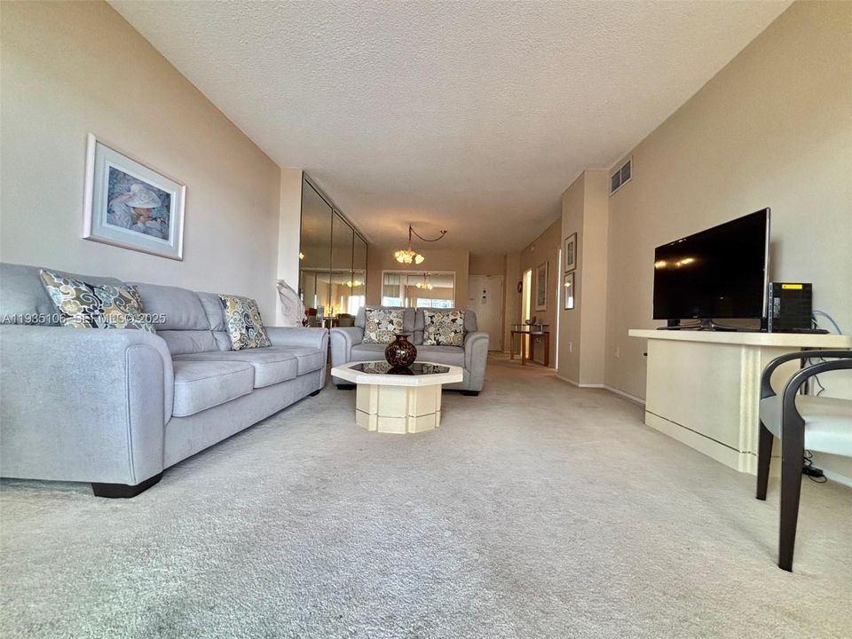 For Rent: $2,000 (1 beds, 1 baths, 870 Square Feet)