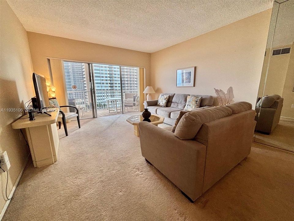 For Rent: $2,000 (1 beds, 1 baths, 870 Square Feet)