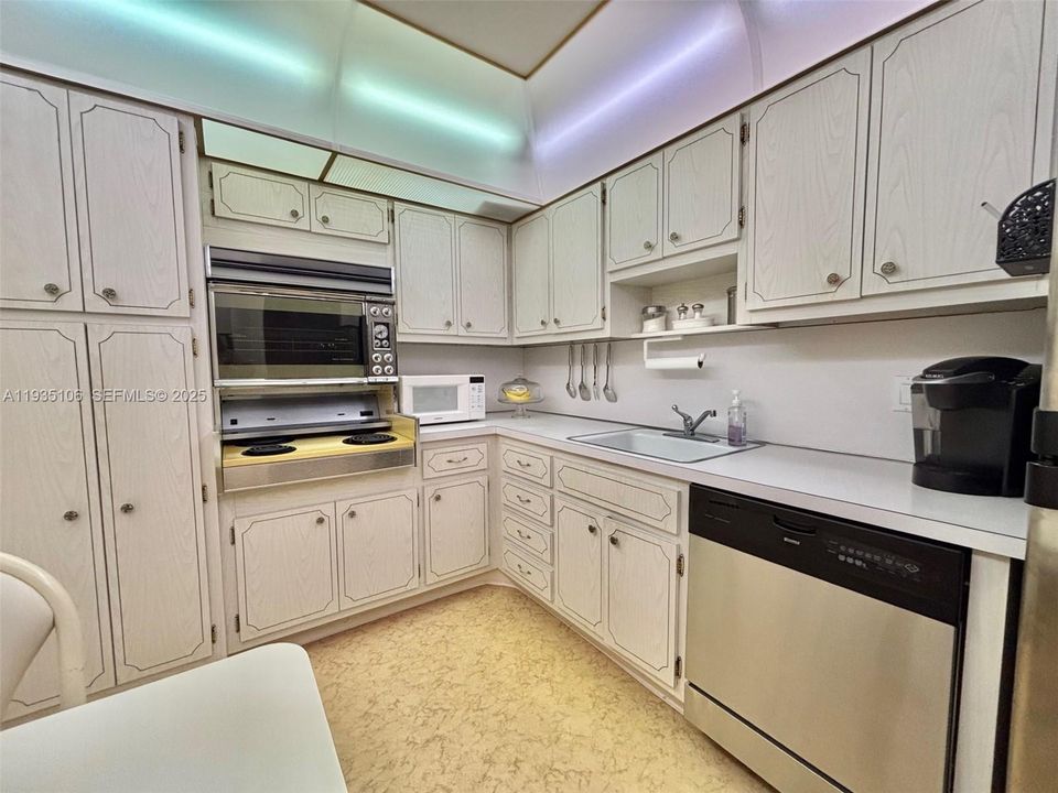 For Rent: $2,000 (1 beds, 1 baths, 870 Square Feet)