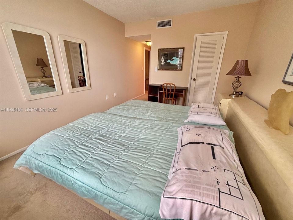 For Rent: $2,000 (1 beds, 1 baths, 870 Square Feet)
