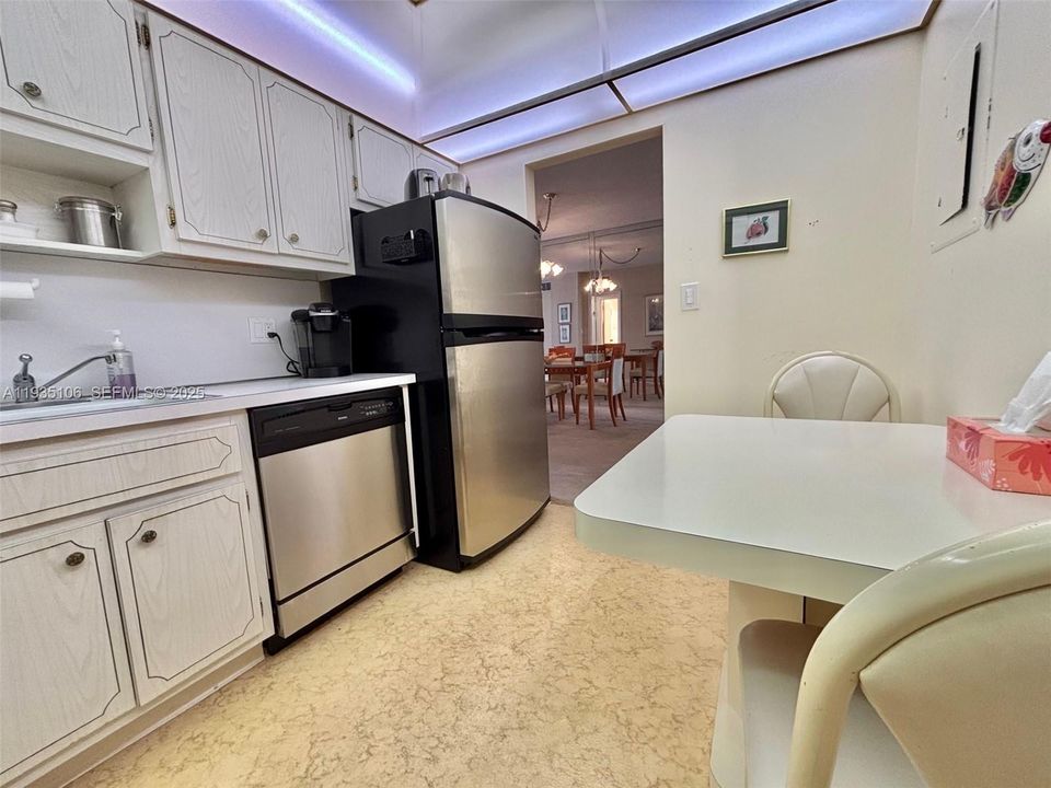 For Rent: $2,000 (1 beds, 1 baths, 870 Square Feet)