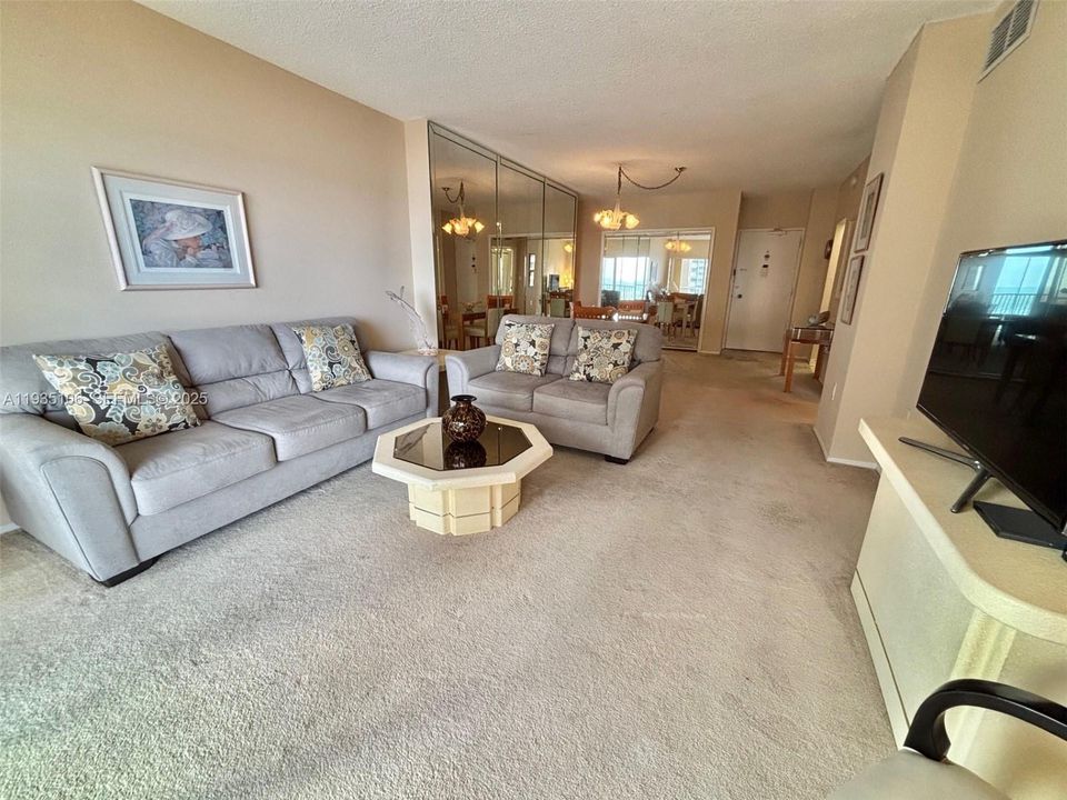 For Rent: $2,000 (1 beds, 1 baths, 870 Square Feet)