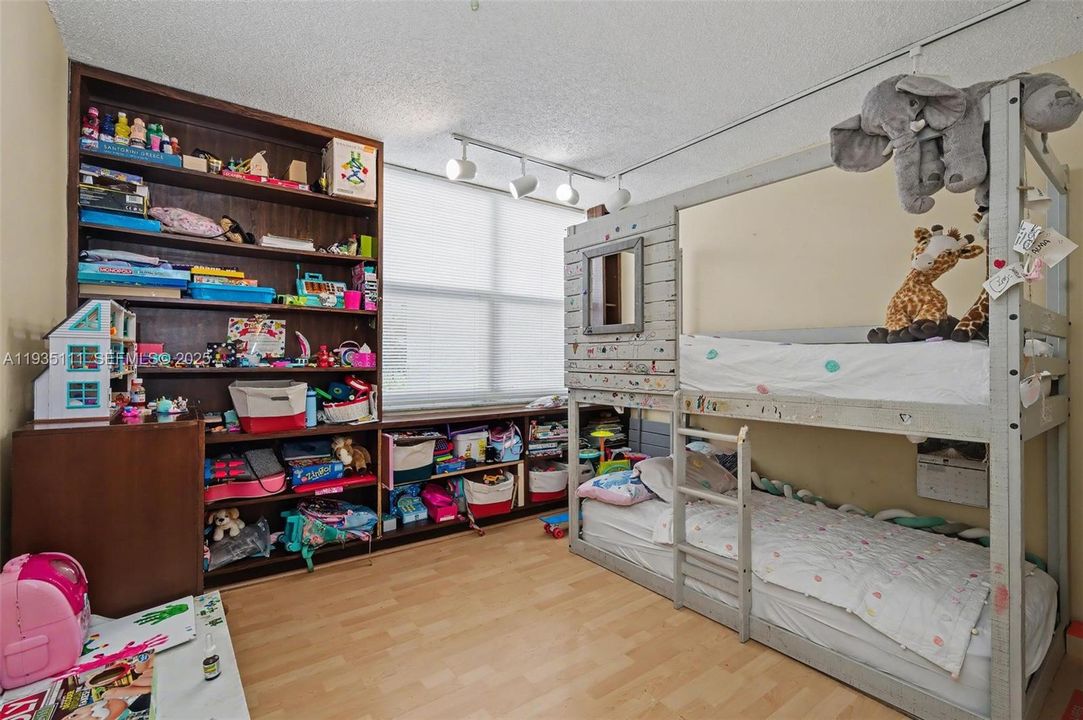 待售: $220,000 (2 贝兹, 2 浴室, 980 平方英尺)