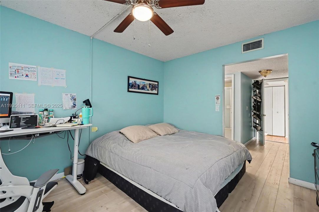 待售: $220,000 (2 贝兹, 2 浴室, 980 平方英尺)