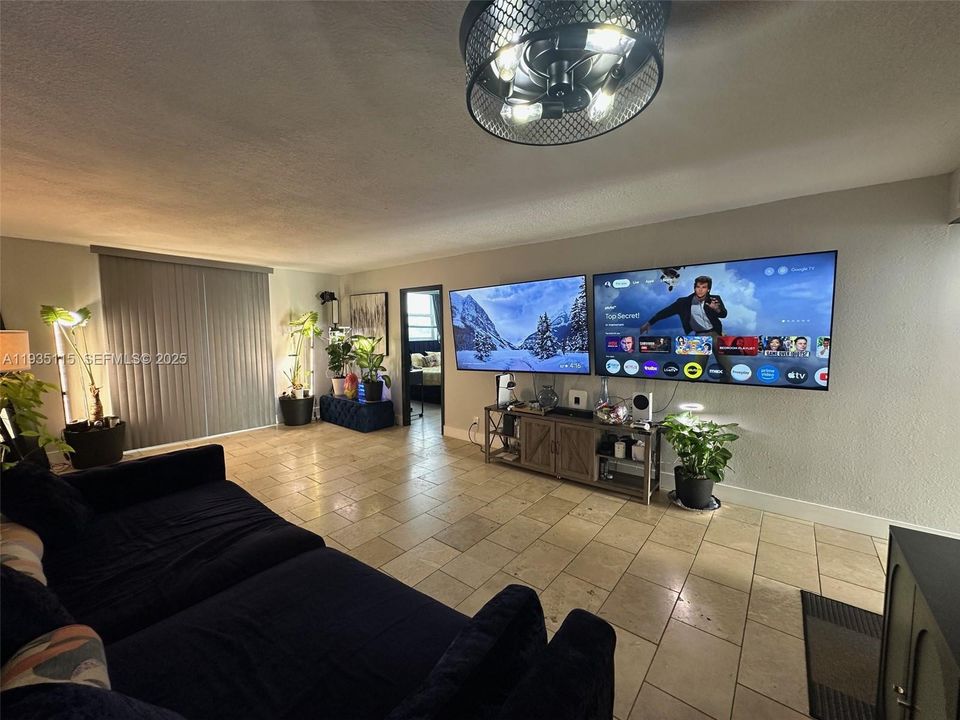 待售: $260,000 (2 贝兹, 2 浴室, 1086 平方英尺)