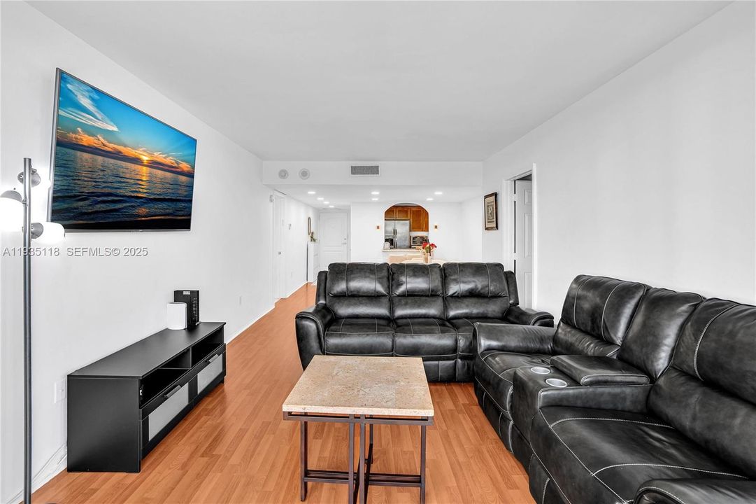 待售: $285,000 (2 贝兹, 2 浴室, 1079 平方英尺)