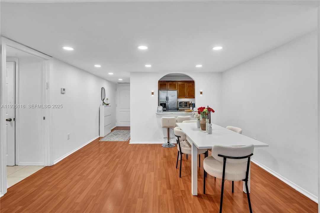 待售: $285,000 (2 贝兹, 2 浴室, 1079 平方英尺)