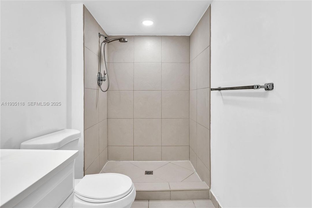 待售: $285,000 (2 贝兹, 2 浴室, 1079 平方英尺)