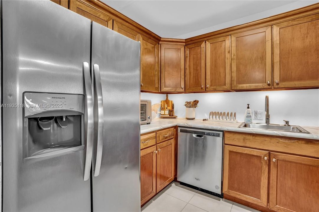 待售: $285,000 (2 贝兹, 2 浴室, 1079 平方英尺)