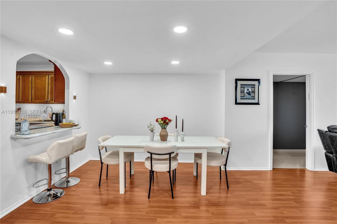 待售: $285,000 (2 贝兹, 2 浴室, 1079 平方英尺)