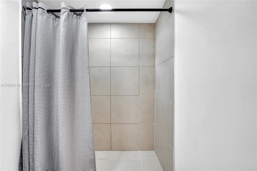 待售: $285,000 (2 贝兹, 2 浴室, 1079 平方英尺)