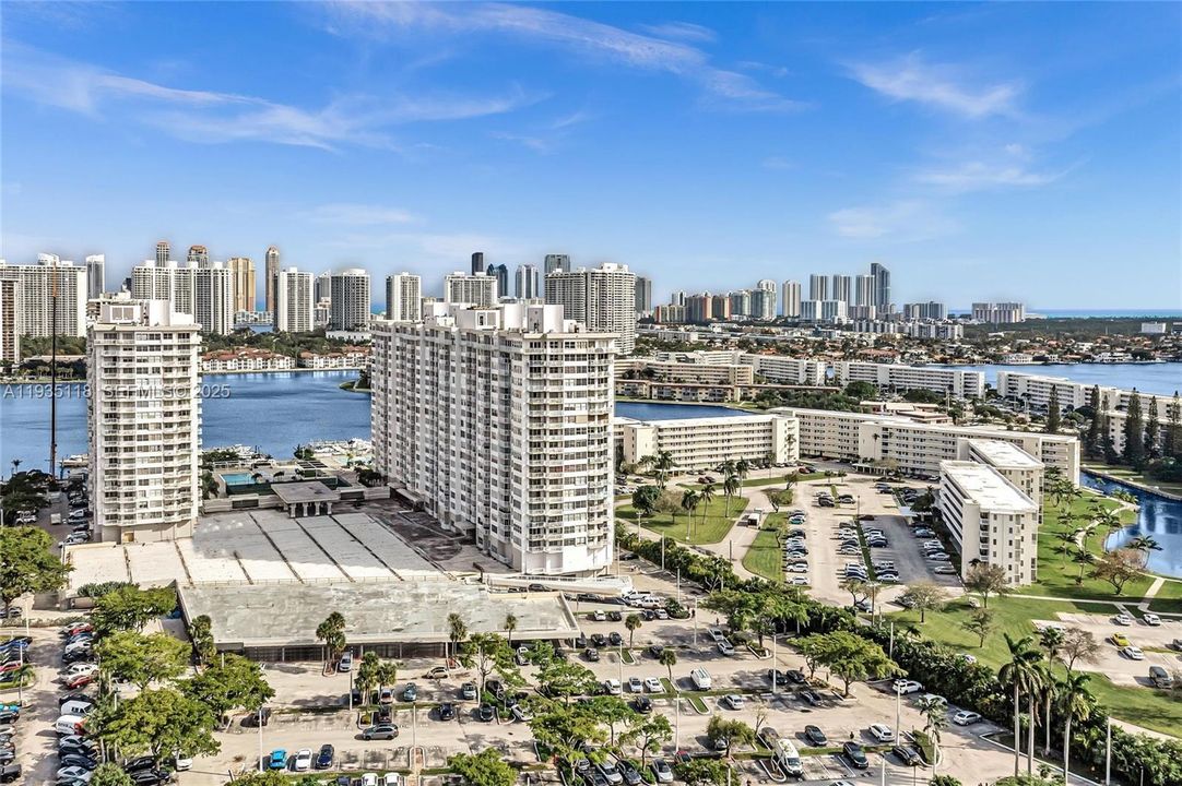 待售: $285,000 (2 贝兹, 2 浴室, 1079 平方英尺)