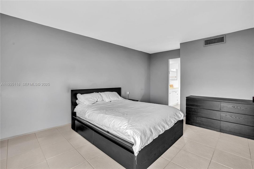 待售: $285,000 (2 贝兹, 2 浴室, 1079 平方英尺)