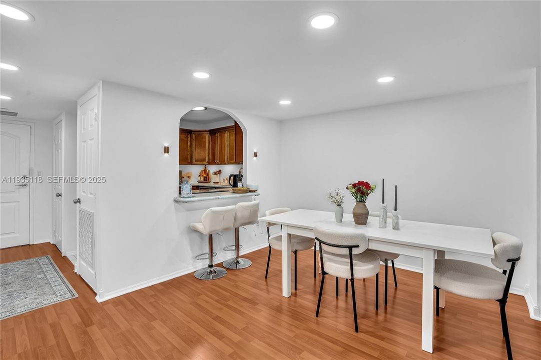 待售: $285,000 (2 贝兹, 2 浴室, 1079 平方英尺)