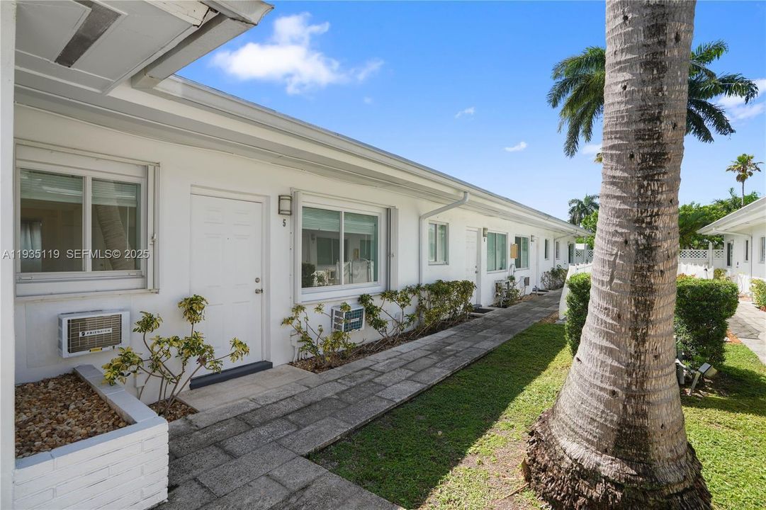 For Rent: $1,850 (2 beds, 1 baths, 679 Square Feet)