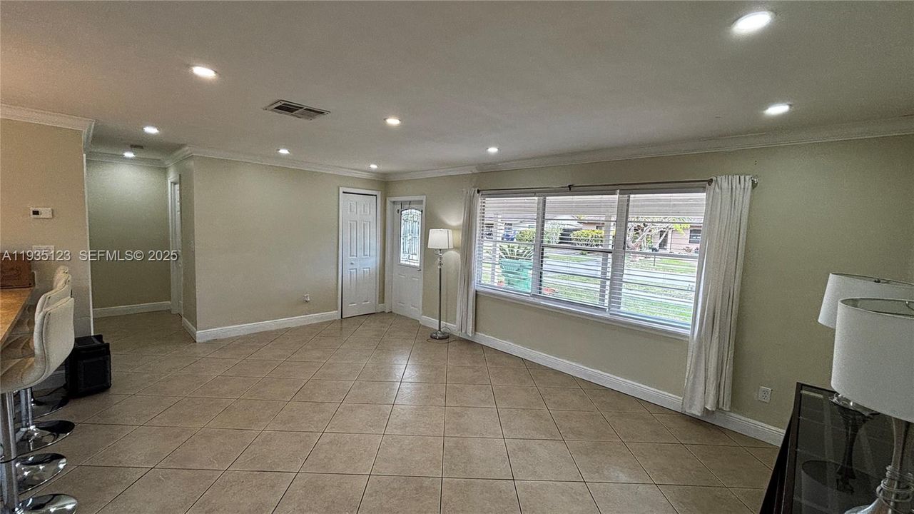 出租: $3,349 (3 贝兹, 1 浴室, 0 平方英尺)