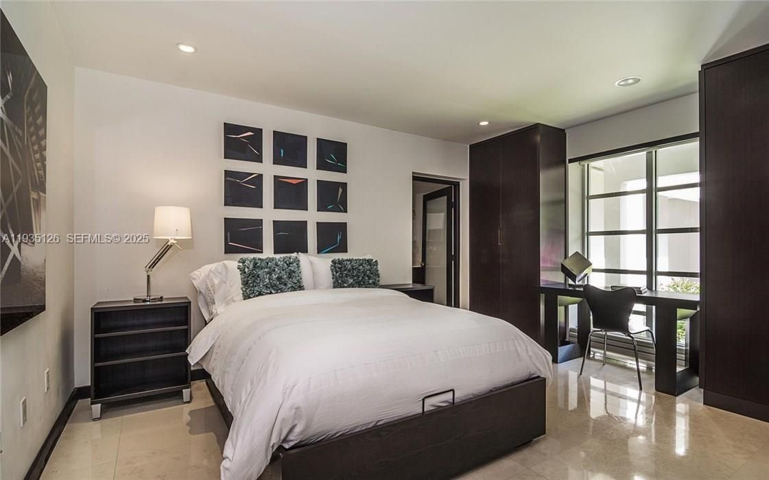 出租: $25,000 (6 贝兹, 5 浴室, 4361 平方英尺)