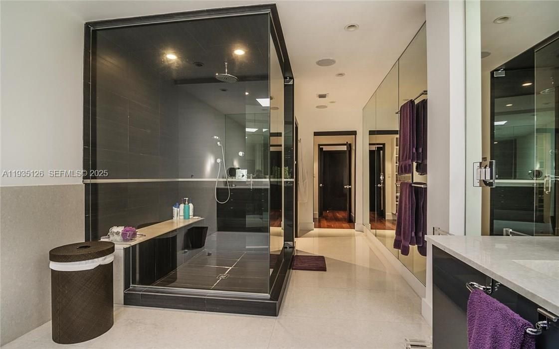 出租: $25,000 (6 贝兹, 5 浴室, 4361 平方英尺)