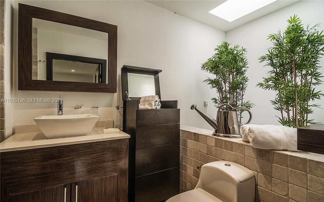 出租: $25,000 (6 贝兹, 5 浴室, 4361 平方英尺)