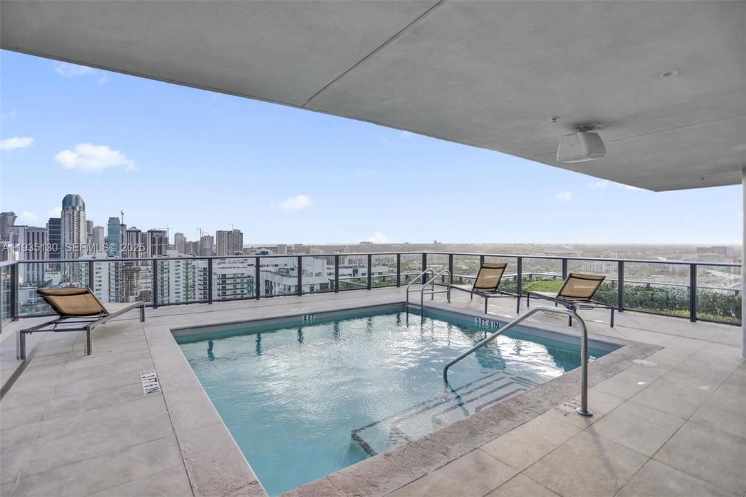 En Venta: $640,000 (2 camas, 2 baños, 1009 Pies cuadrados)