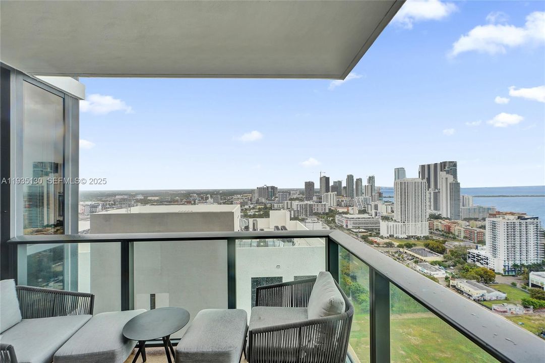 En Venta: $640,000 (2 camas, 2 baños, 1009 Pies cuadrados)