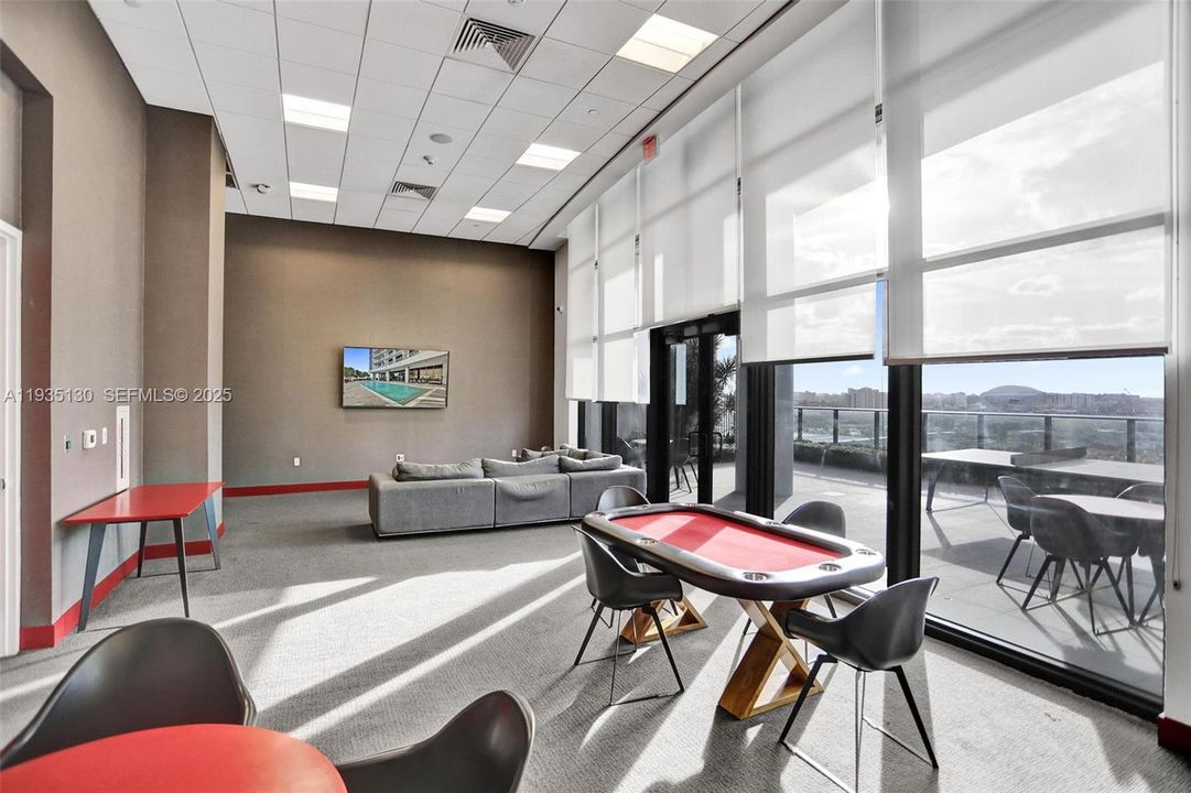 En Venta: $640,000 (2 camas, 2 baños, 1009 Pies cuadrados)