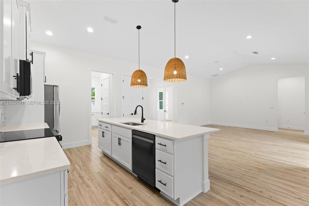 En Venta: $385,900 (3 camas, 2 baños, 1910 Pies cuadrados)