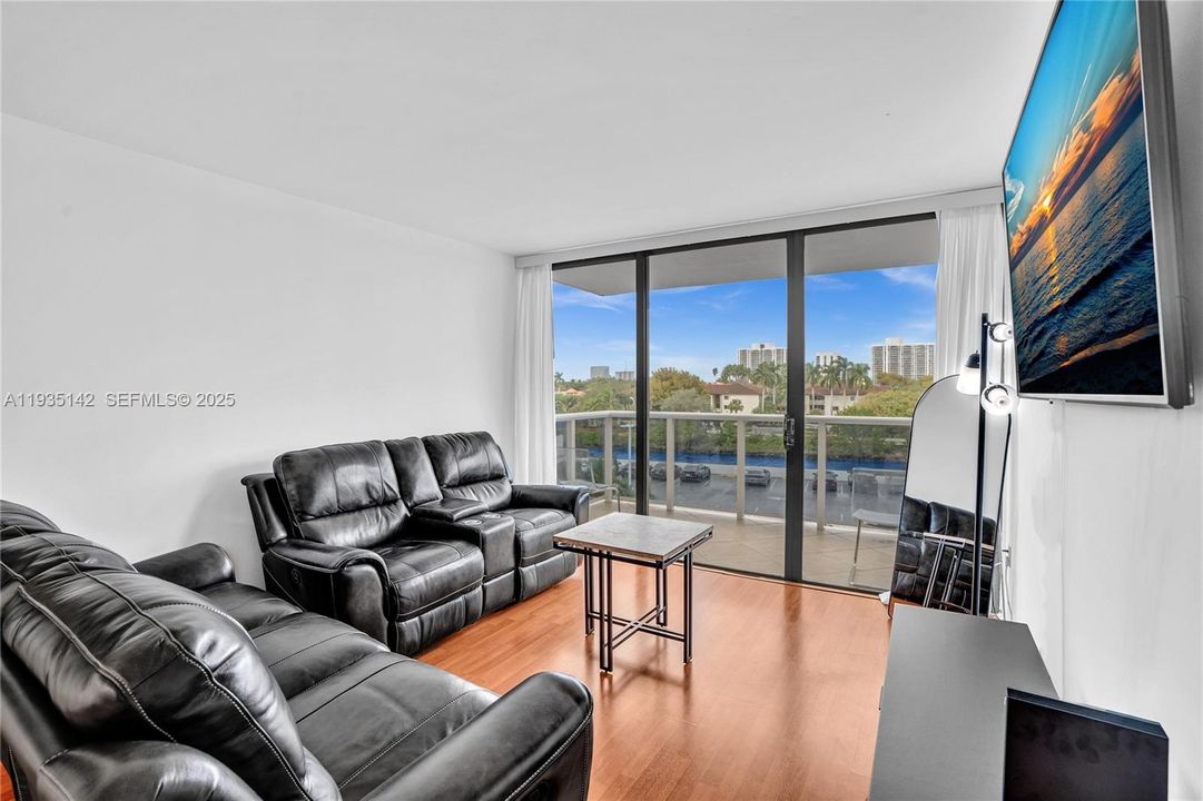 出租: $2,650 (2 贝兹, 2 浴室, 1079 平方英尺)