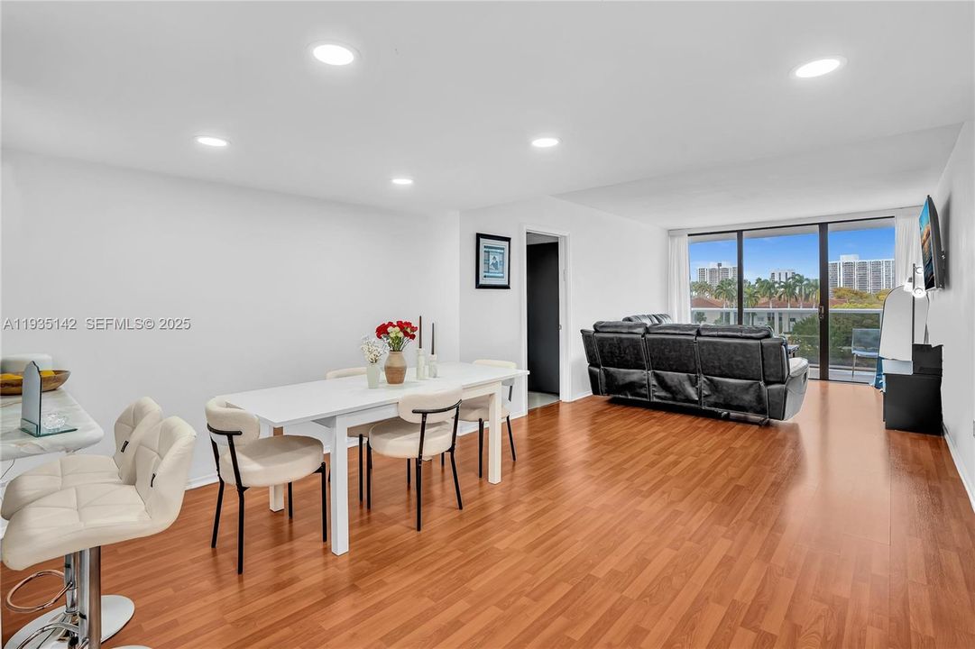 出租: $2,650 (2 贝兹, 2 浴室, 1079 平方英尺)