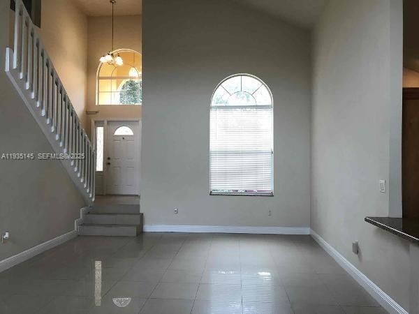 出租: $3,945 (4 贝兹, 2 浴室, 2378 平方英尺)