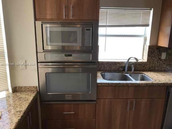 出租: $3,945 (4 贝兹, 2 浴室, 2378 平方英尺)