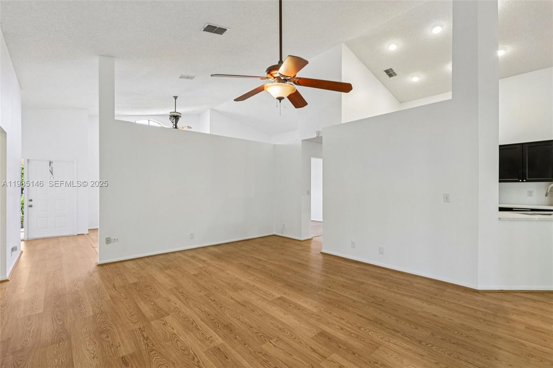 En Venta: $700,000 (3 camas, 2 baños, 2182 Pies cuadrados)