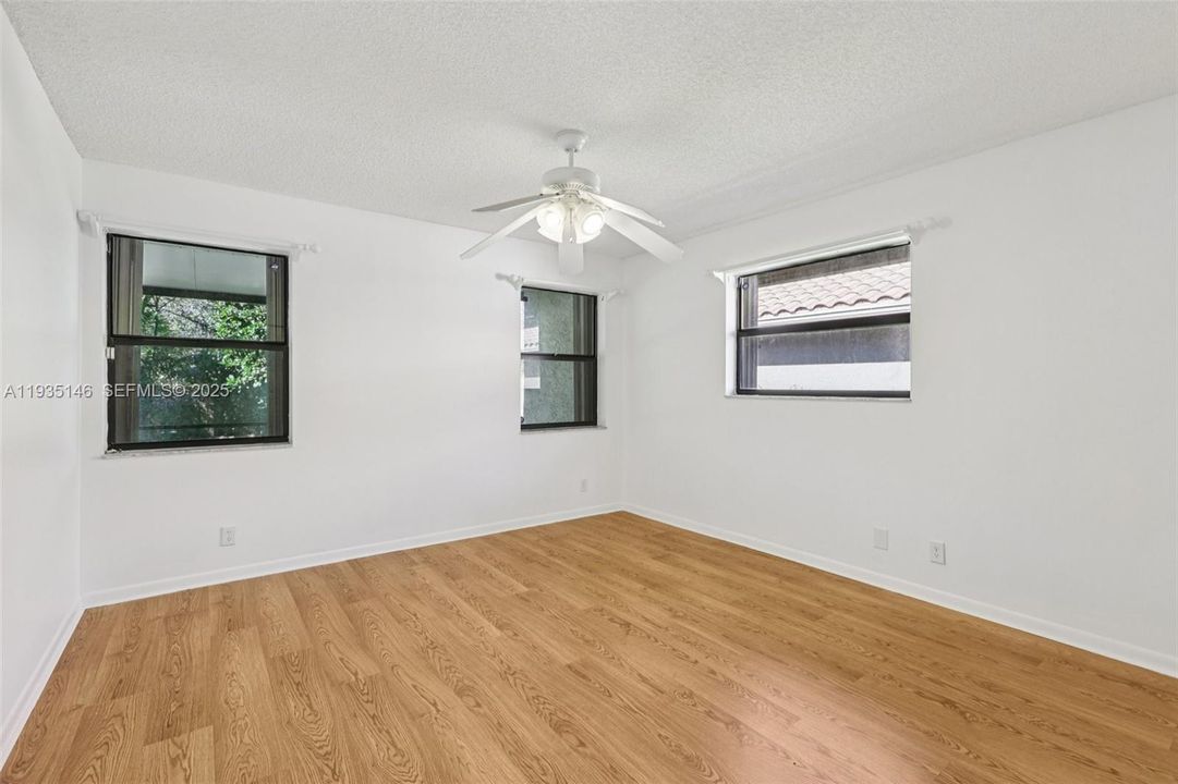 En Venta: $700,000 (3 camas, 2 baños, 2182 Pies cuadrados)