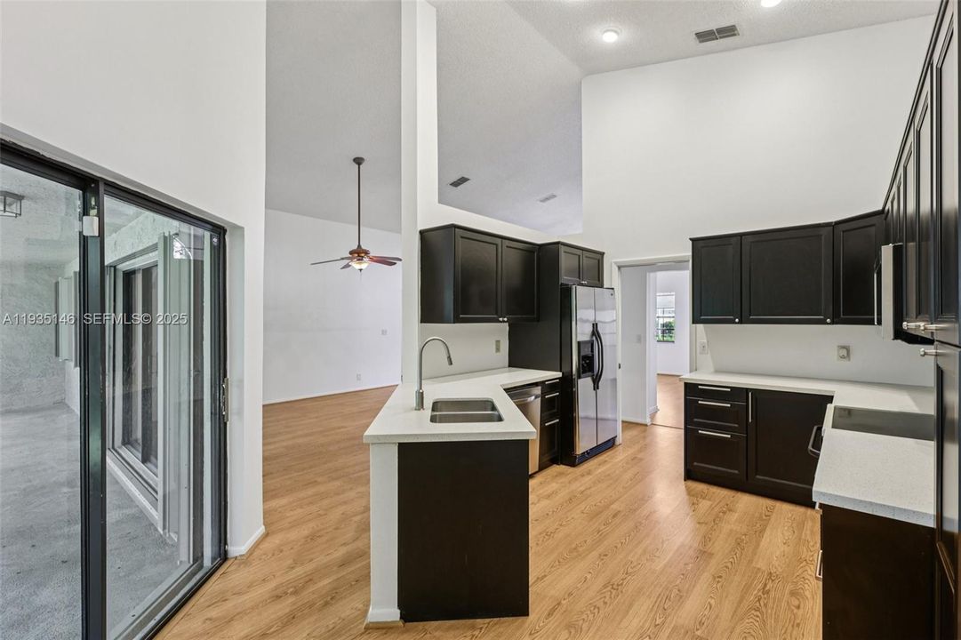 En Venta: $700,000 (3 camas, 2 baños, 2182 Pies cuadrados)