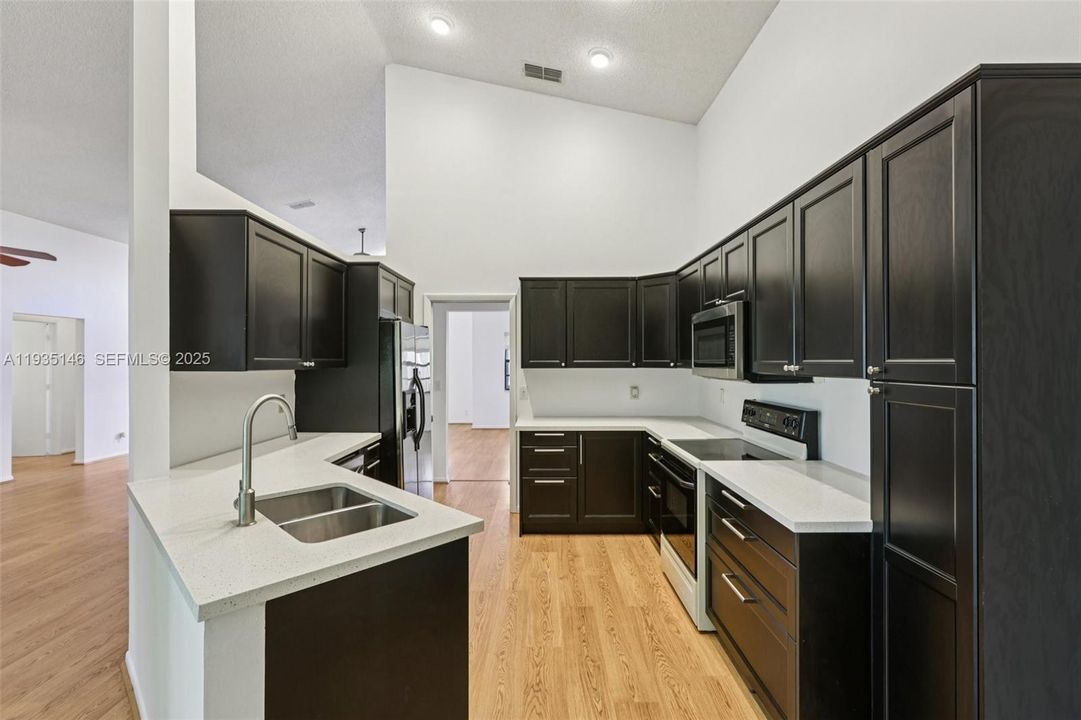 En Venta: $700,000 (3 camas, 2 baños, 2182 Pies cuadrados)