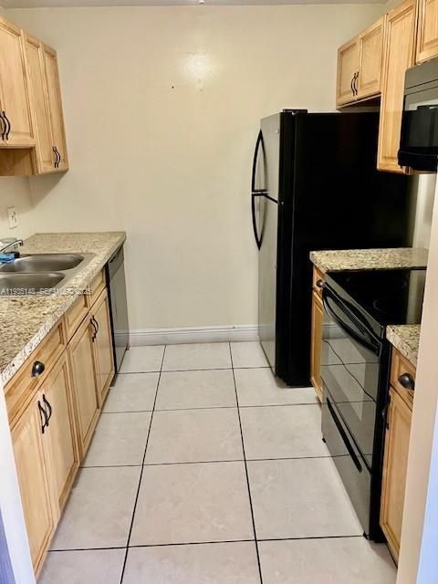 For Sale: $125,000 (1 beds, 1 baths, 811 Square Feet)