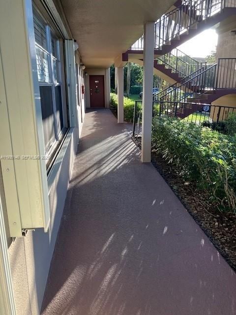 For Sale: $125,000 (1 beds, 1 baths, 811 Square Feet)