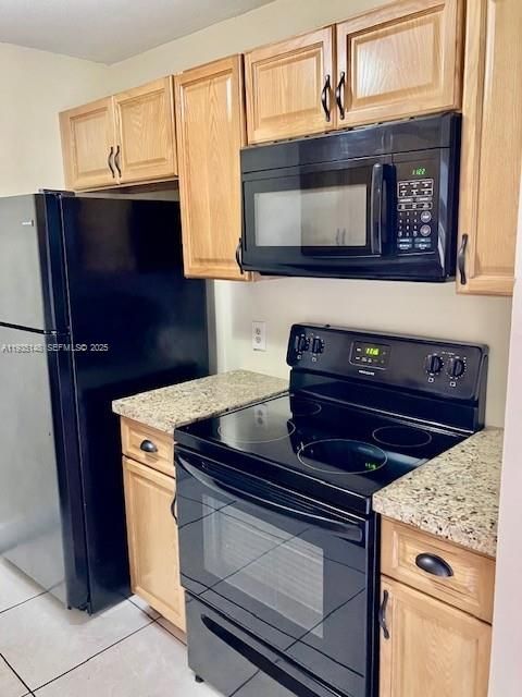 For Sale: $125,000 (1 beds, 1 baths, 811 Square Feet)